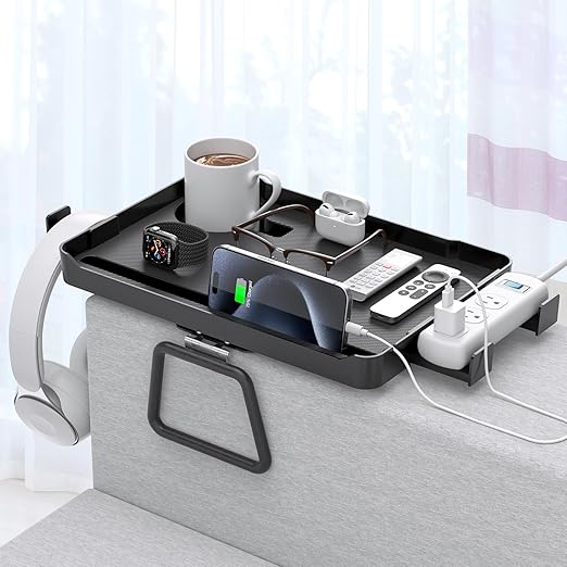 Bandeja de Apoio de Sofá 5 em 1 – Grande Capacidade com Suporte para Copo, Tablet e Telemóvel, Orifícios para Cabos, Ganchos Ocultos e Suporte para Extensão