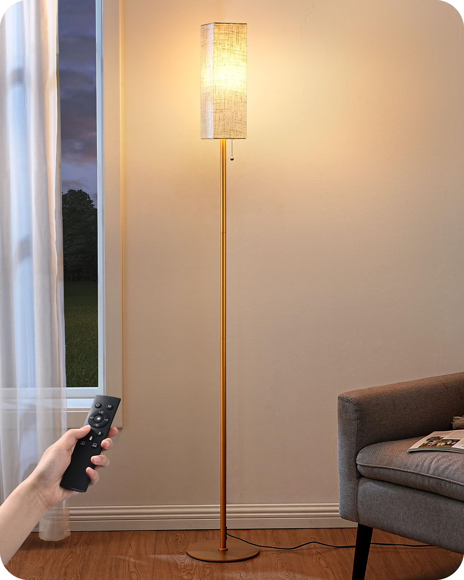 Candeeiro de Pé LED Dourado com Abajur em Linho, com Comando